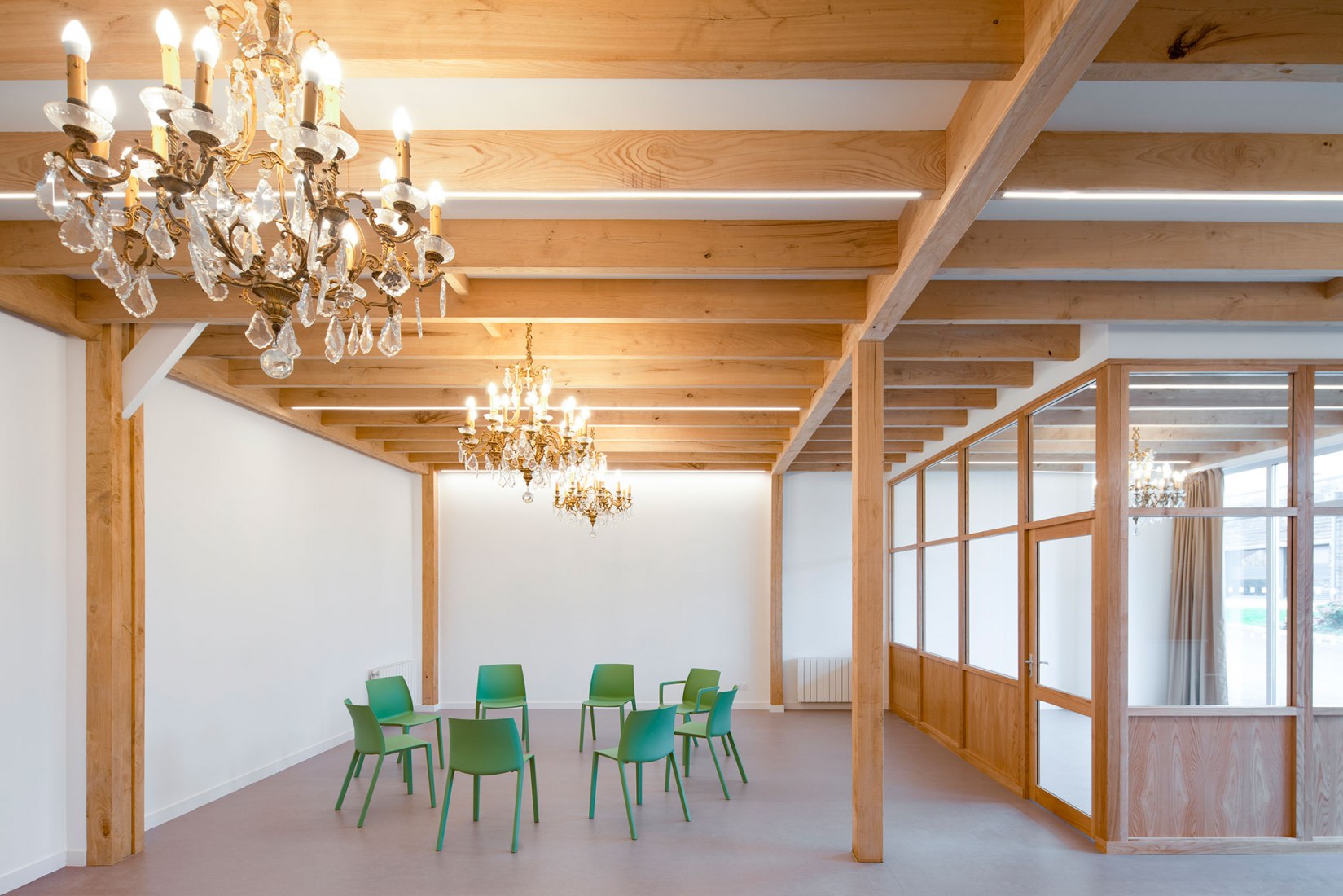 Centro social y cultural en Cossé-le-Vivien por Lemoal Lemoal Architectes. Fotografía por Erle Marec.