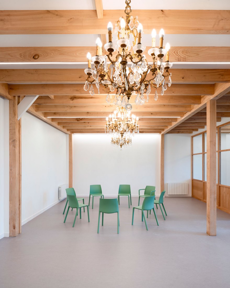 Centro social y cultural en Cossé-le-Vivien por Lemoal Lemoal Architectes. Fotografía por Erle Marec.