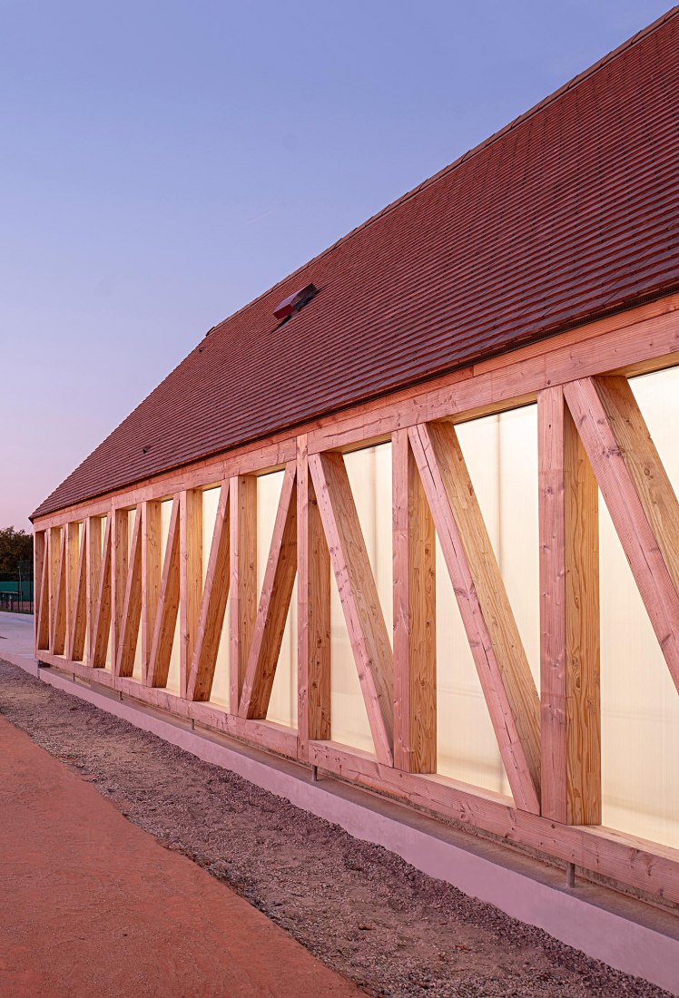 Pabellón para el Garden Tennis Club de Cabourg por Lemoal Lemoal Architectes. Fotografía por Javier Callejas