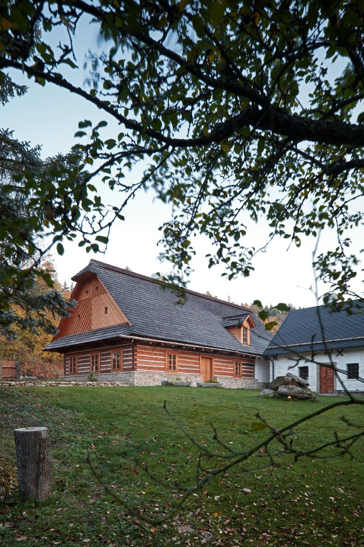 Reconstrucción de una casa de campo en la región Sur de Bohemia. Dos casas, ciervos y árboles por Lenka Míková. Fotografía © BoysPlayNice