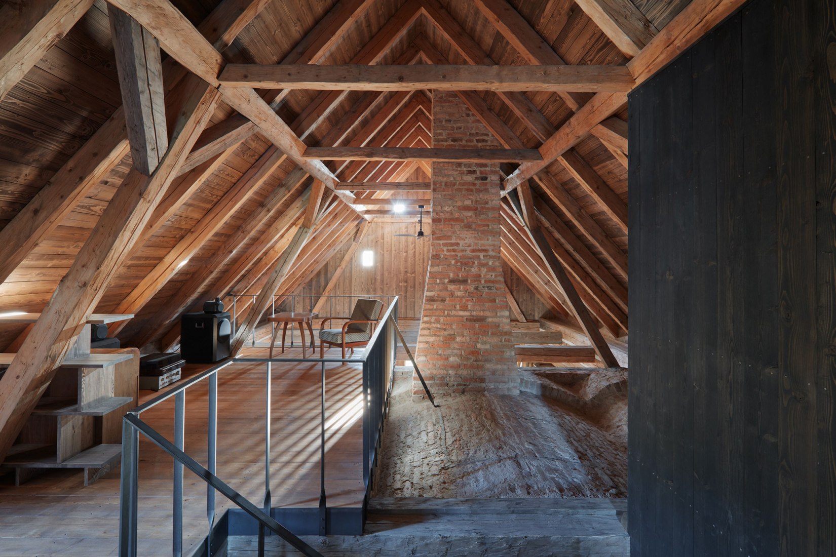Reconstrucción de una casa de campo en la región Sur de Bohemia. Dos casas, ciervos y árboles por Lenka Míková. Fotografía © BoysPlayNice