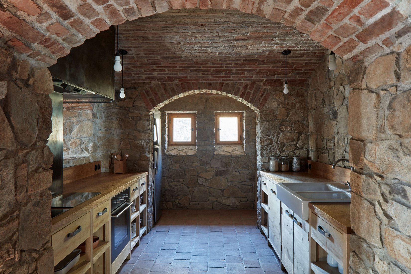 Cocina. Reconstrucción de una casa de campo en la región Sur de Bohemia. Dos casas, ciervos y árboles por Lenka Míková. Fotografía © BoysPlayNice