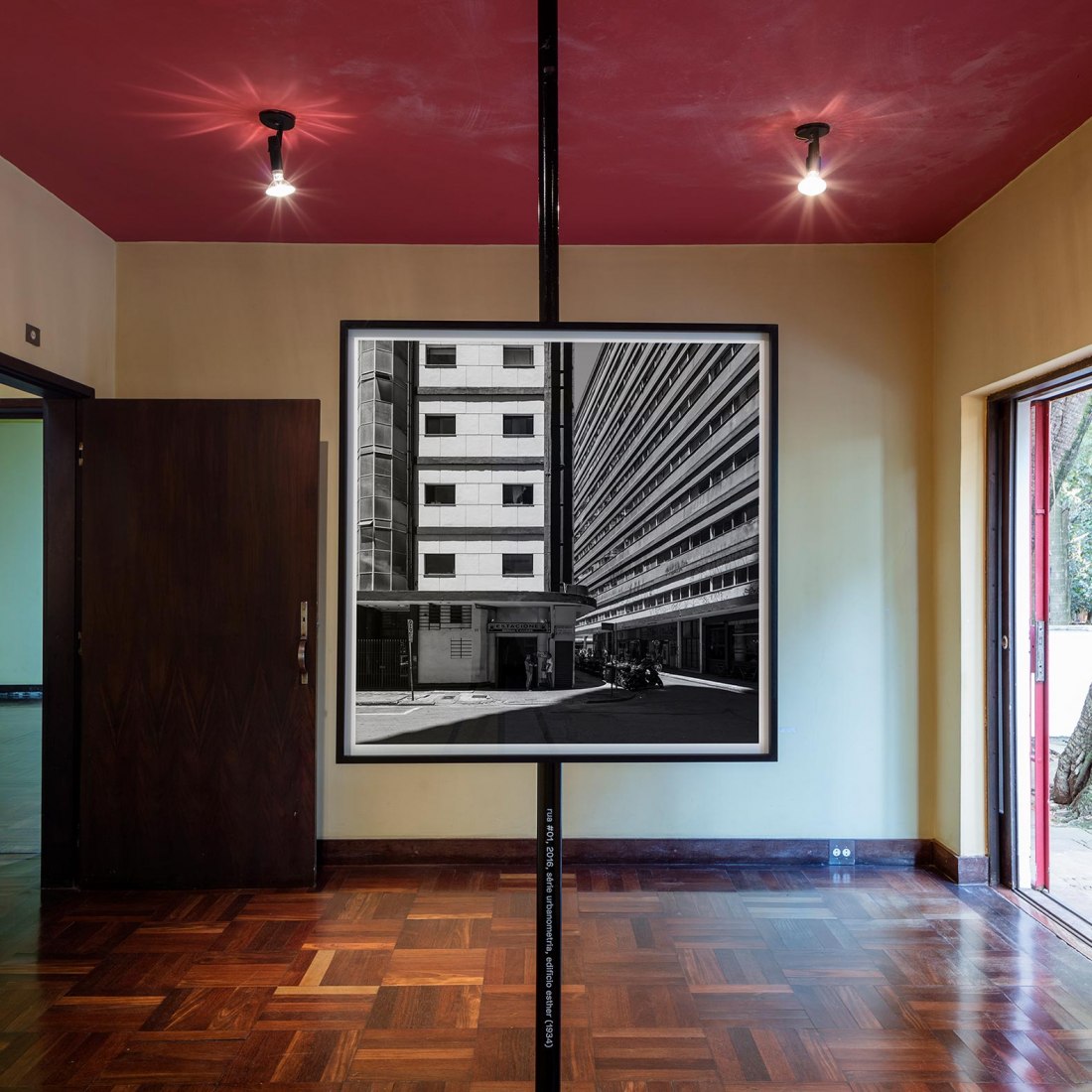 Vista de sala en Casa Modernista. Serie “Sotaques Paulistanos da Bauhaus” (Inflexiones de la Bauhaus en São Paulo) por Leonardo Finotti