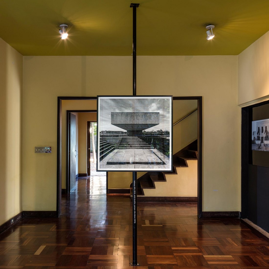 Vista de sala en Casa Modernista. Serie “Sotaques Paulistanos da Bauhaus” (Inflexiones de la Bauhaus en São Paulo) por Leonardo Finotti