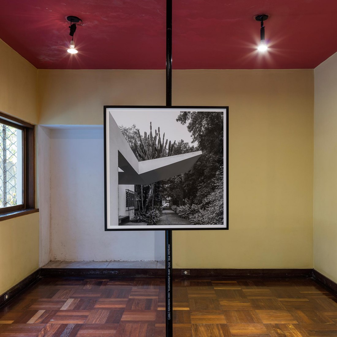 Vista de sala en Casa Modernista. Serie “Sotaques Paulistanos da Bauhaus” (Inflexiones de la Bauhaus en São Paulo) por Leonardo Finotti