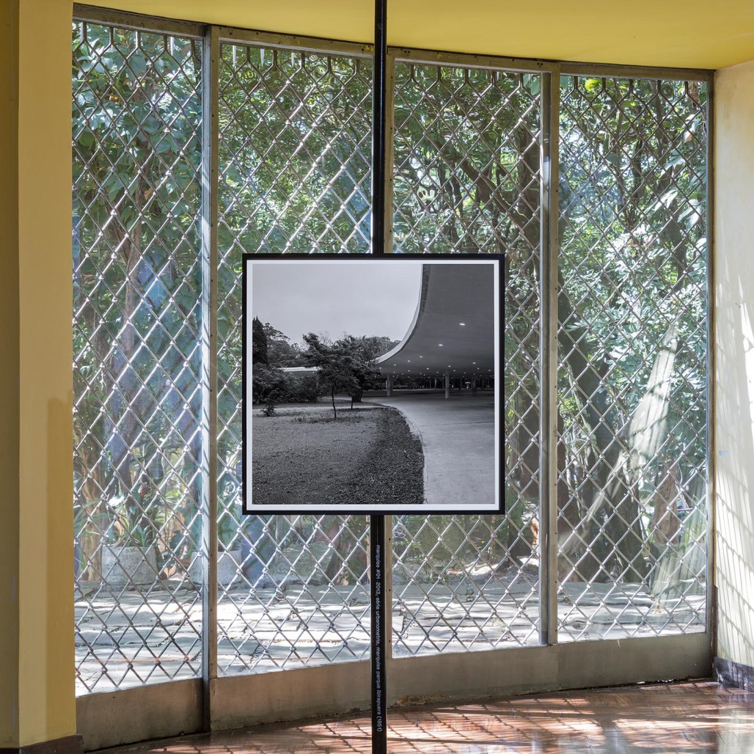 Vista de sala en Casa Modernista. Serie “Sotaques Paulistanos da Bauhaus” (Inflexiones de la Bauhaus en São Paulo) por Leonardo Finotti