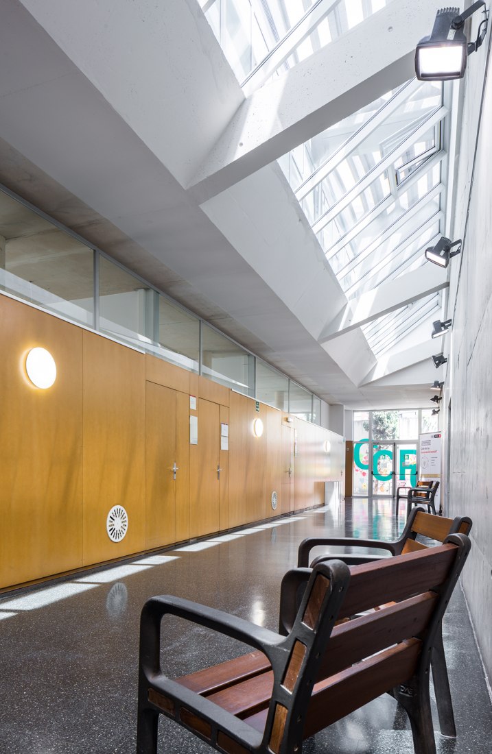 Community Center 'Les Corts' by Pich Architects. Photograph © Simón García. Image courtesy of Pich Architects.