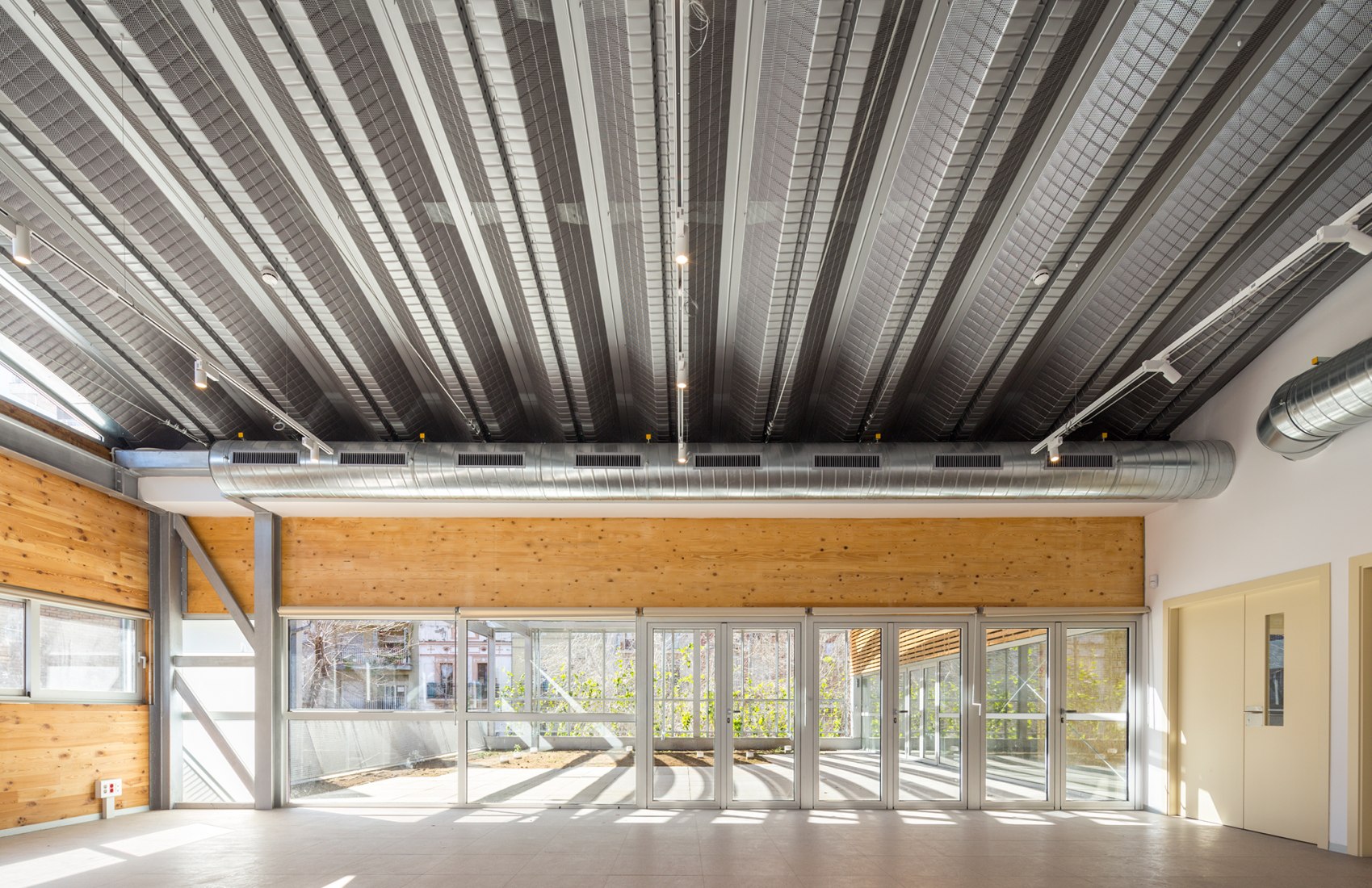 Community Center 'Les Corts' by Pich Architects. Photograph © Simón García. Image courtesy of Pich Architects.