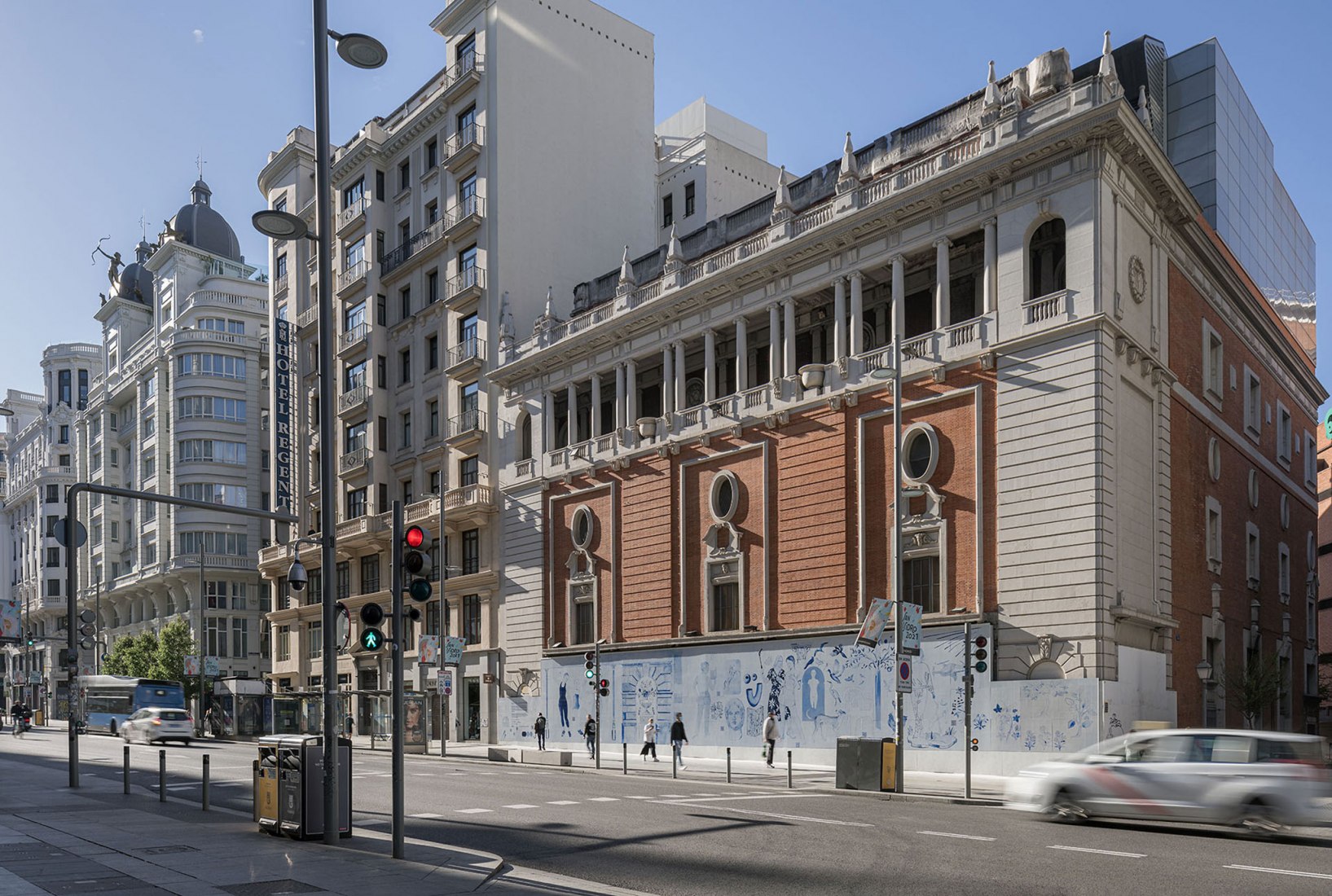 Fachada del Palacio de la Música por Los Bravú. Fotografía por Imagensubliminal