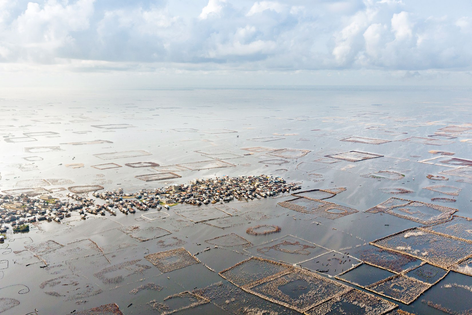 Ganvie es una ciudad en la república de Benin, en África occidental, que surge de la superficie de un lago. Fotografía por Iwan Baan. Lo—TEK. Design by Radical Indigenism por Julia Watson 