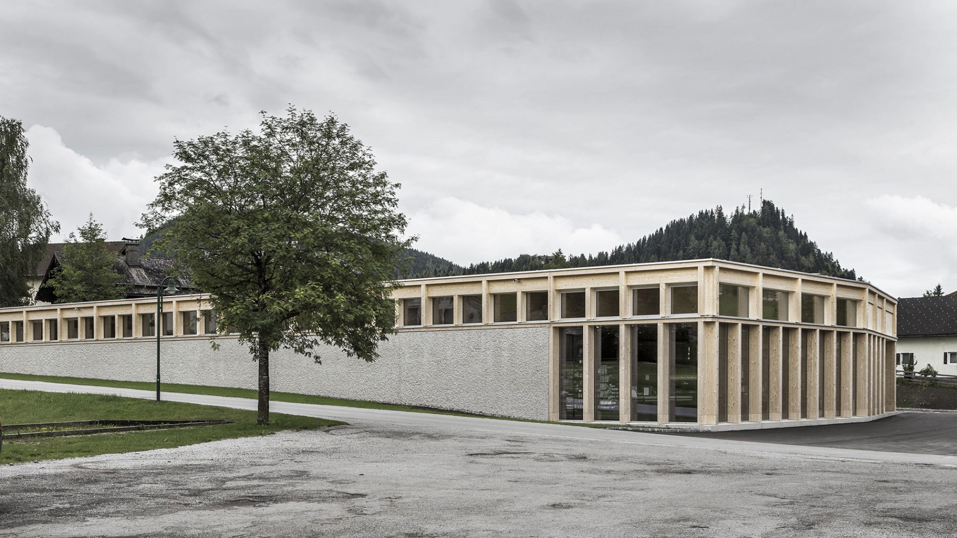Vista exterior. LP architektur ganan el premio "best architects 18 award" en la categoría de edificios comerciales/industriales por el MPREIS St. Martin. Fotografía © Albrecht Imanuel Schnabel