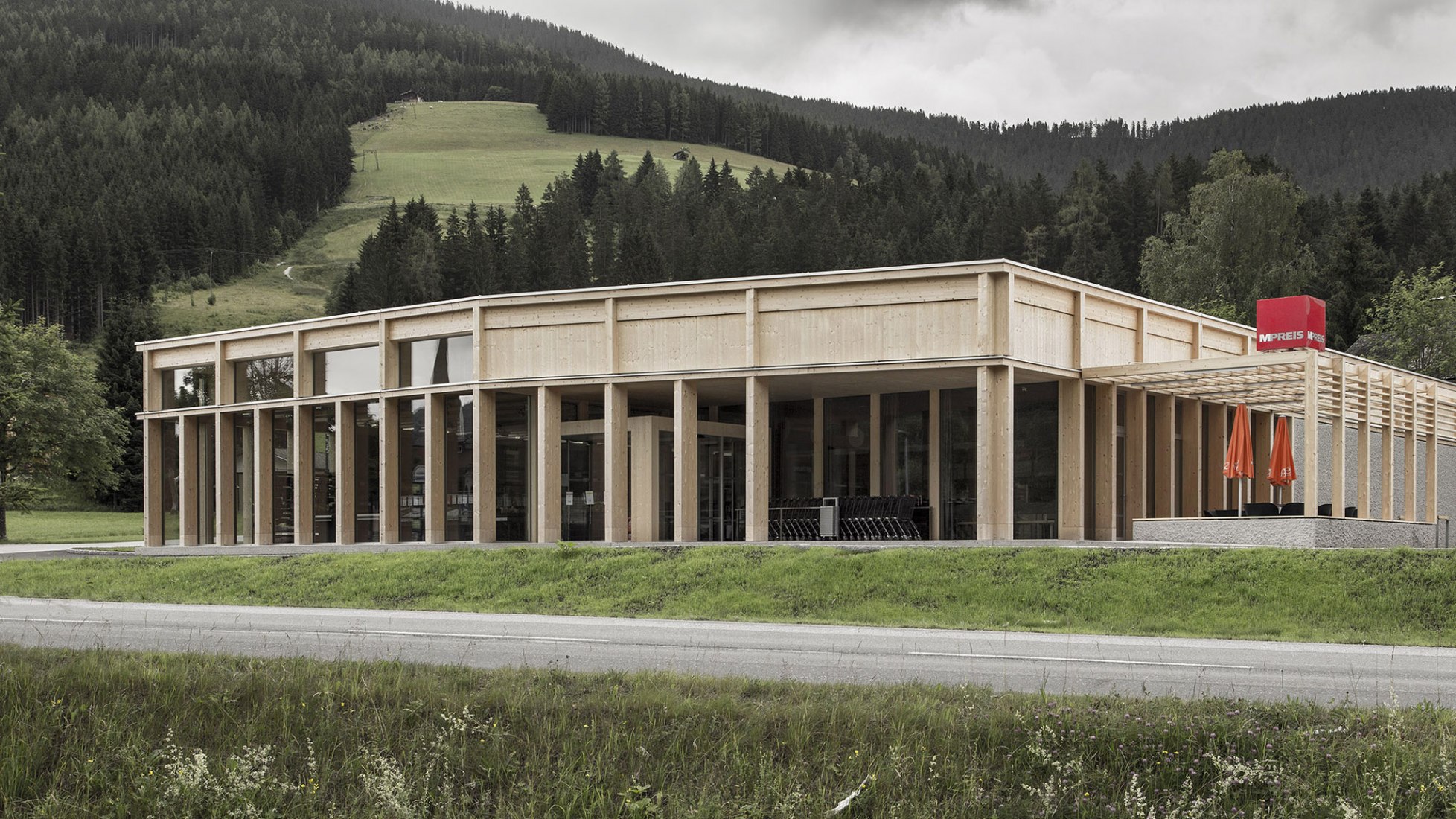 Vista exterior. LP architektur ganan el premio "best architects 18 award" en la categoría de edificios comerciales/industriales por el MPREIS St. Martin. Fotografía © Albrecht Imanuel Schnabel