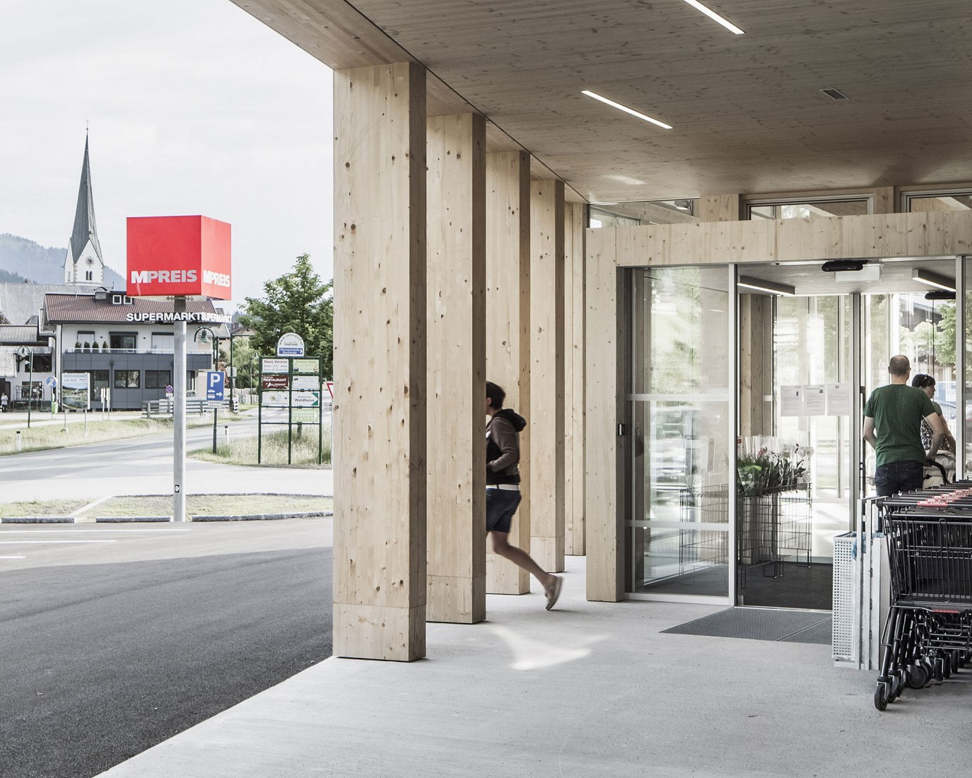 LP architektur ganan el premio "best architects 18 award" en la categoría de edificios comerciales/industriales por el MPREIS St. Martin. Fotografía © Albrecht Imanuel Schnabel
