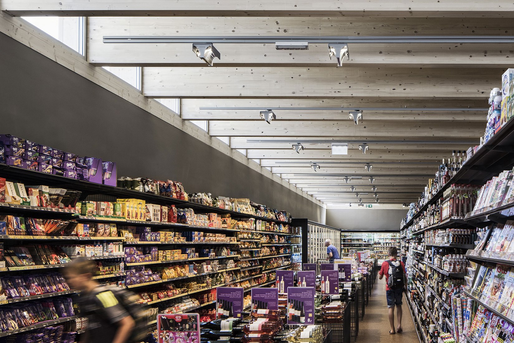Vista interior. LP architektur ganan el premio "best architects 18 award" en la categoría de edificios comerciales/industriales por el MPREIS St. Martin. Fotografía © Albrecht Imanuel Schnabel