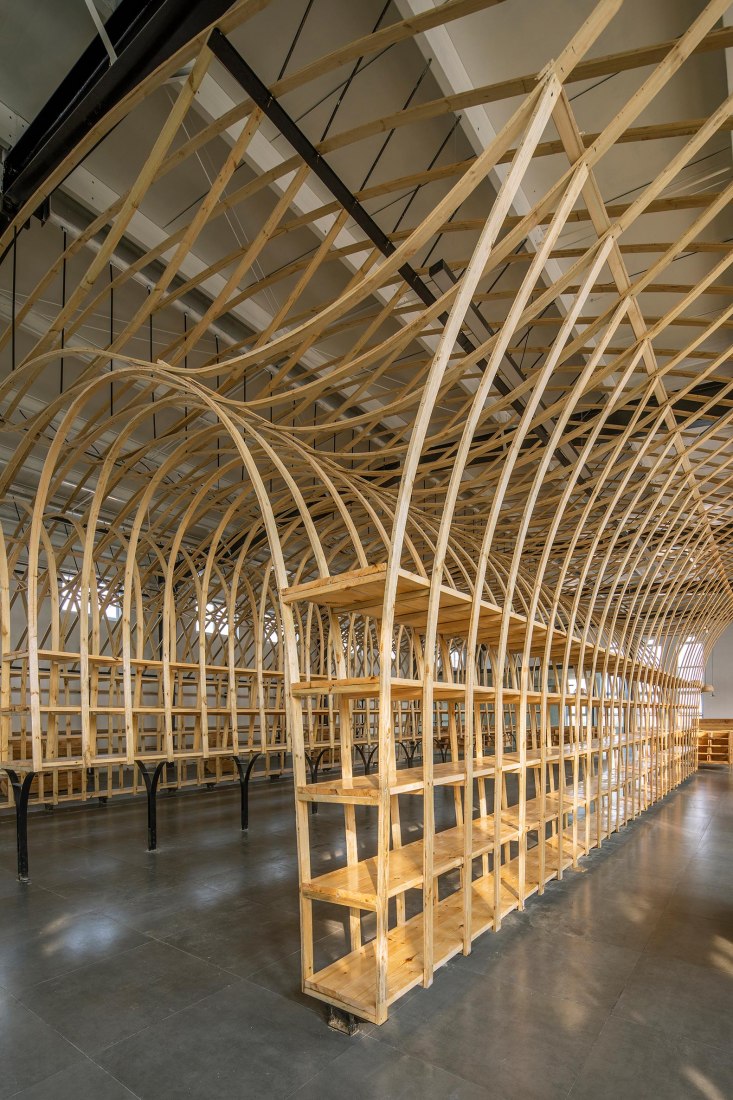 Vista de la plataforma sur desde la entrada. Estantes de exposición del Yuntai Ice Chrysanthemum de LUO studio. Fotografía por Jin Weiqi