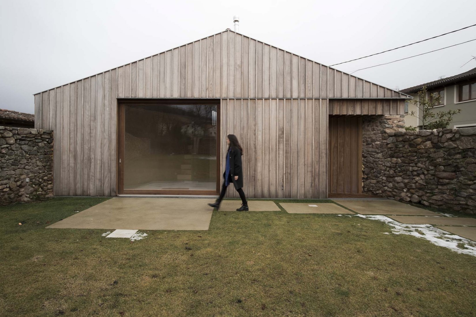 Transformation of an old tool warehouse into a rural house by MAAV. Photograph by Guillermo Avanzini Alcibar 