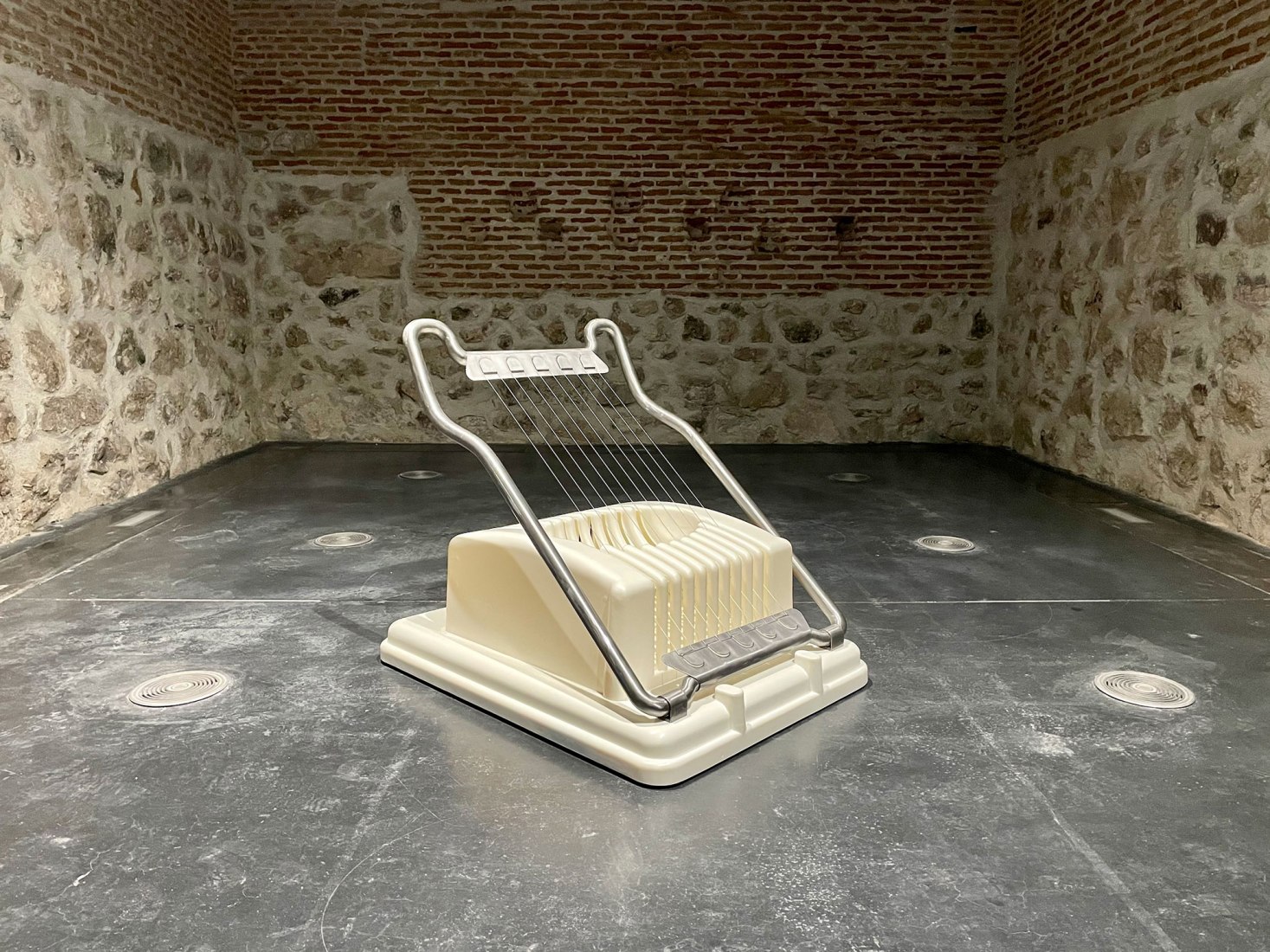 Slicer 1999 by Mona Hatoum. Photograph courtesy of MadBlue. Col. Fundación RAC.