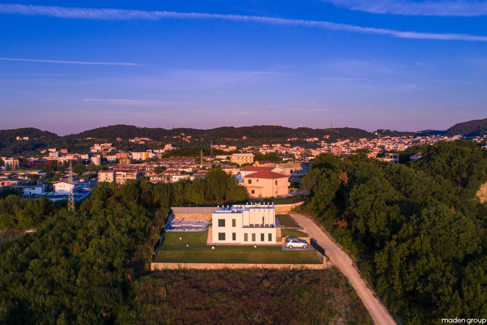 La Casa de la Colina por Maden Group. Fotografía por Leonit Ibrahimi