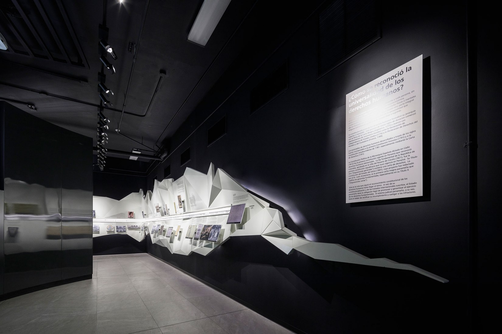 Exposición interior. Museum of Freedom and Human Rights by Mallol Arquitectos. Photograph by Fernando Alda