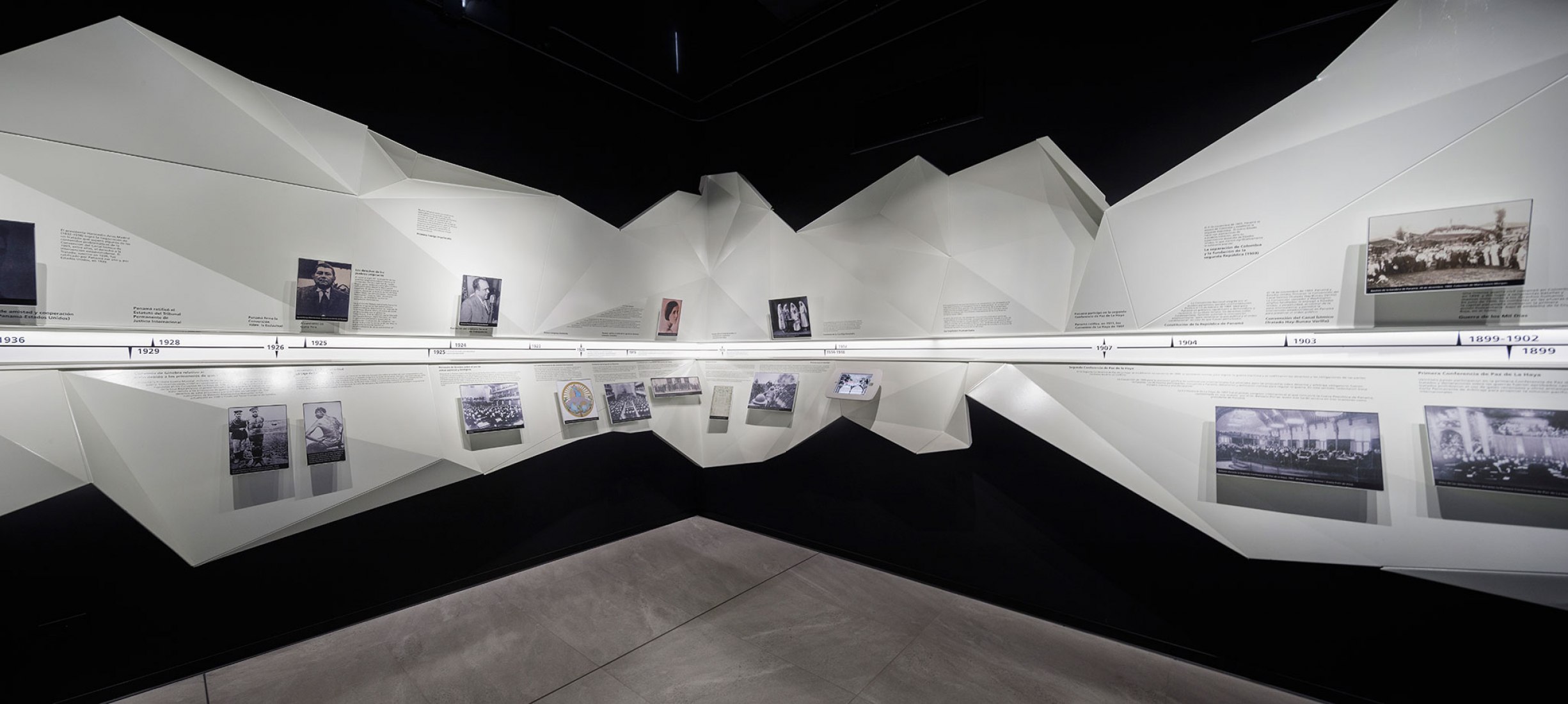 Exposición interior. Museum of Freedom and Human Rights by Mallol Arquitectos. Photograph by Fernando Alda