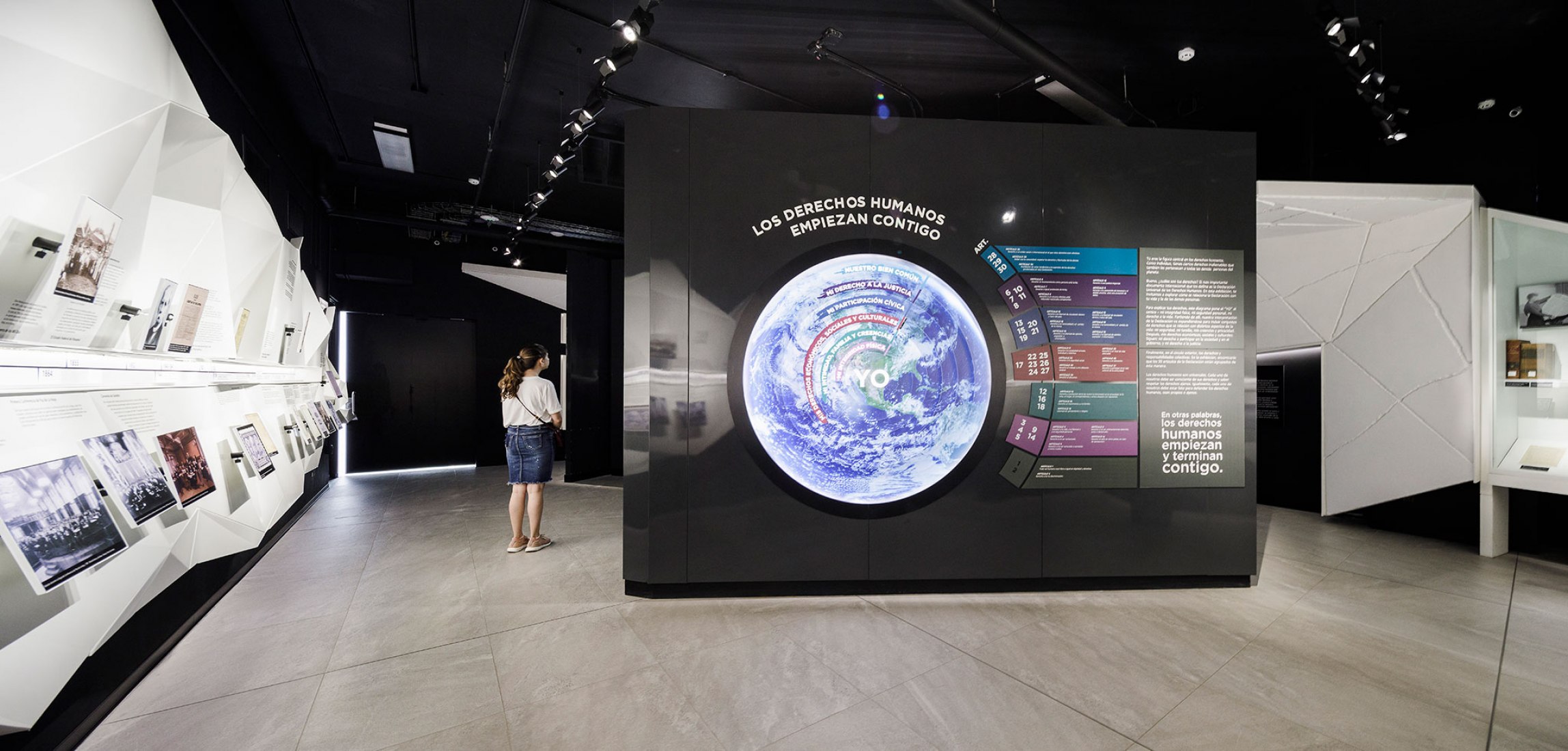 Exposición interior. Museum of Freedom and Human Rights by Mallol Arquitectos. Photograph by Fernando Alda