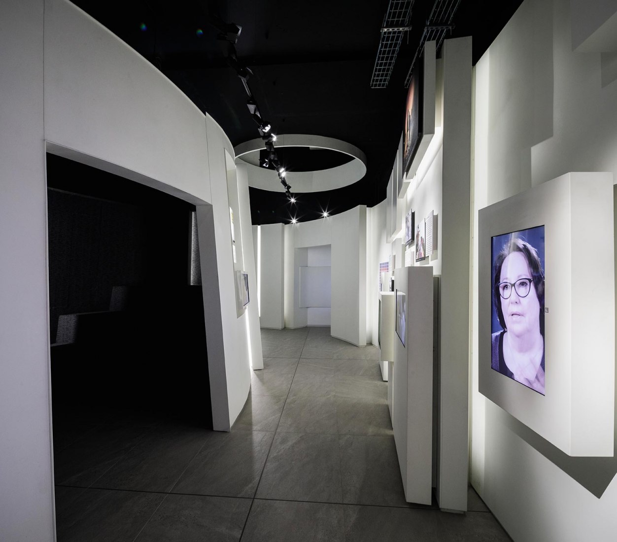 Exposición interior. Museum of Freedom and Human Rights by Mallol Arquitectos. Photograph by Fernando Alda