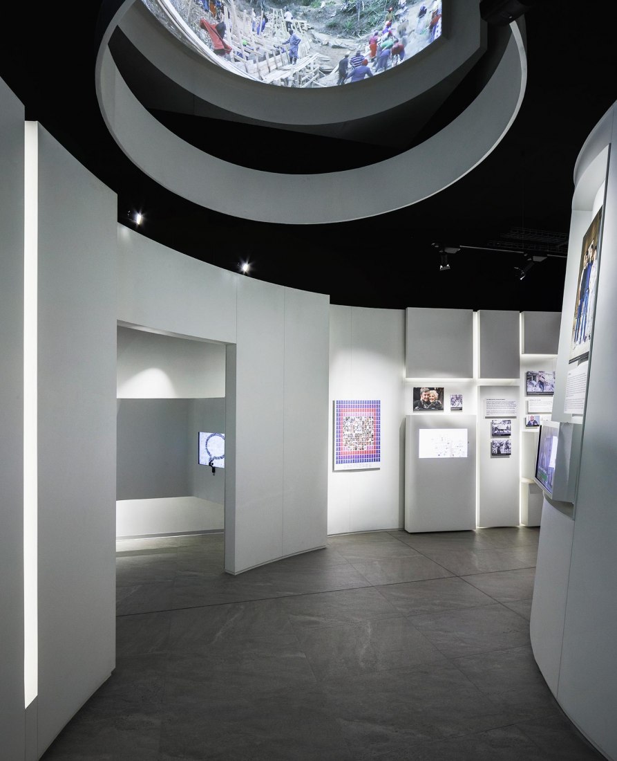 Exposición interior. Museum of Freedom and Human Rights by Mallol Arquitectos. Photograph by Fernando Alda