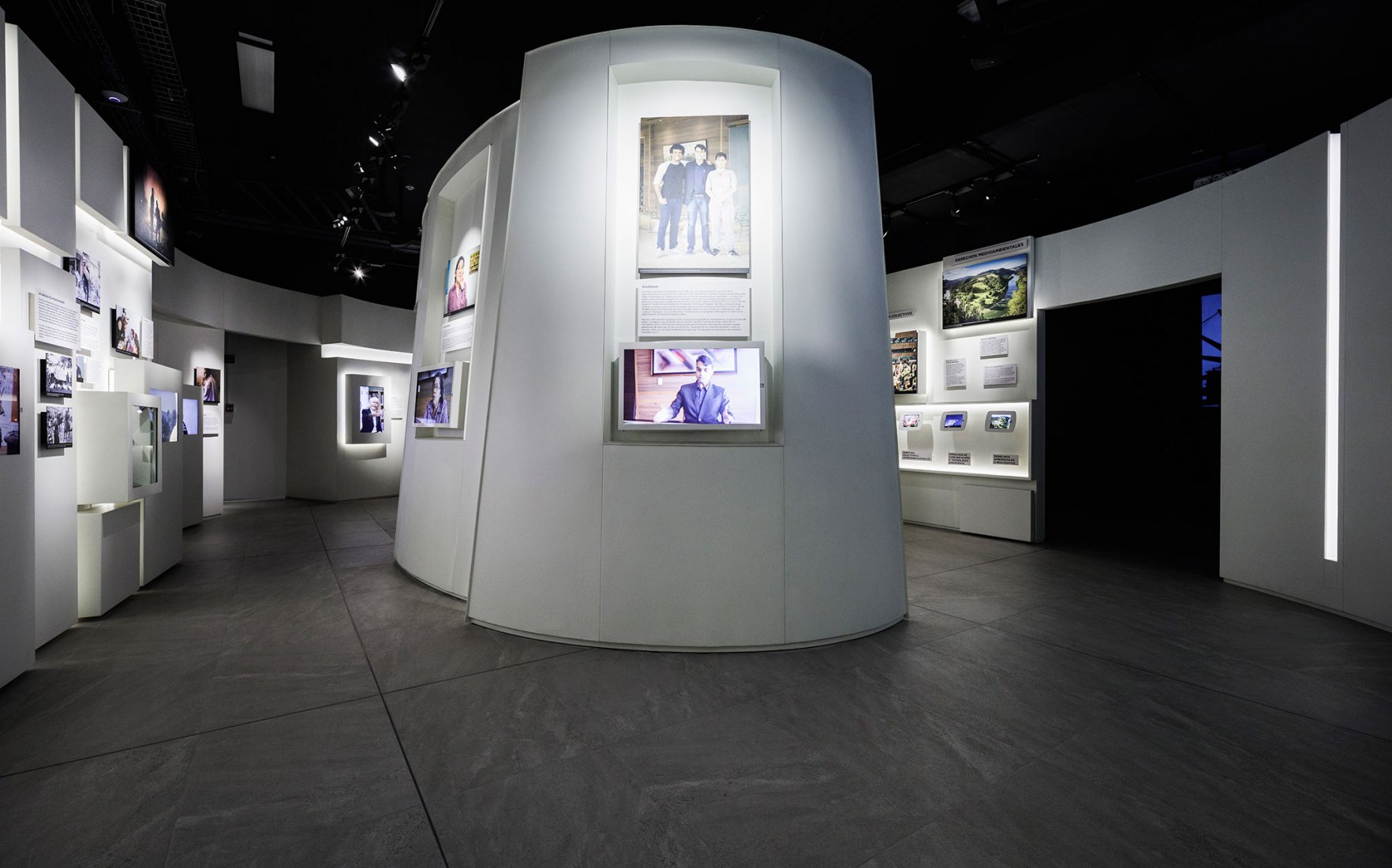 Exposición interior. Museum of Freedom and Human Rights by Mallol Arquitectos. Photograph by Fernando Alda