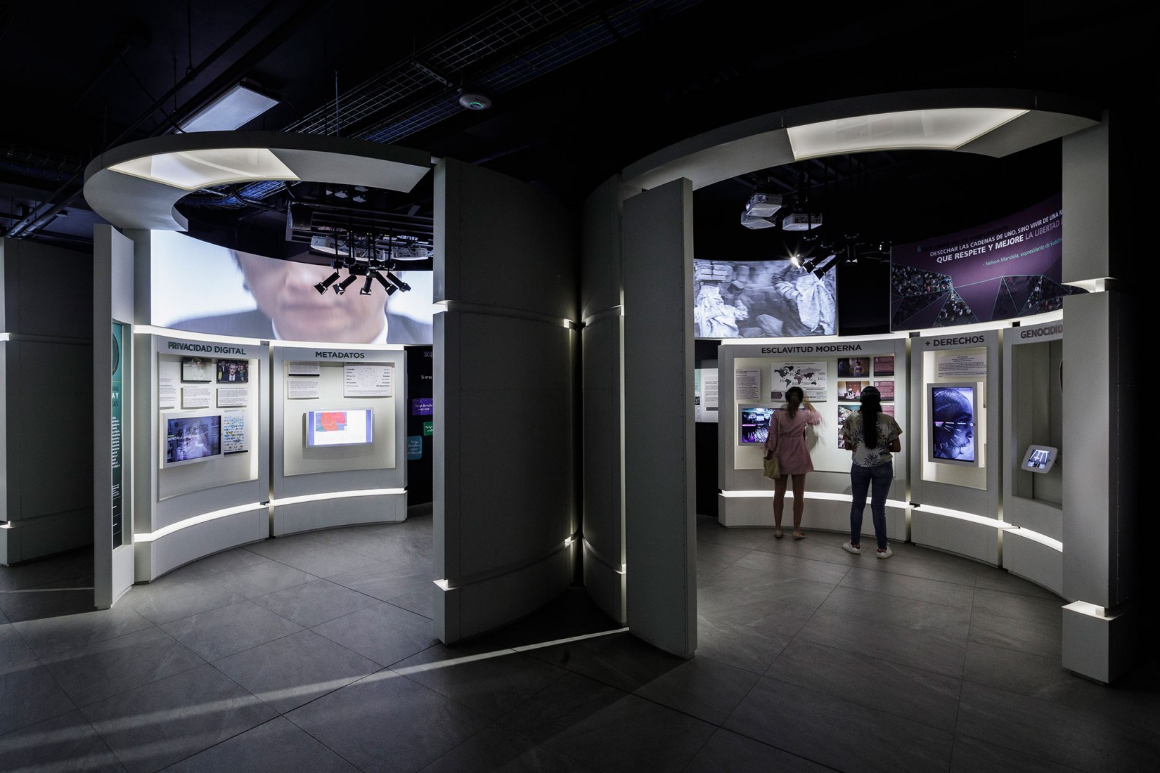 Exposición interior. Museum of Freedom and Human Rights by Mallol Arquitectos. Photograph by Fernando Alda