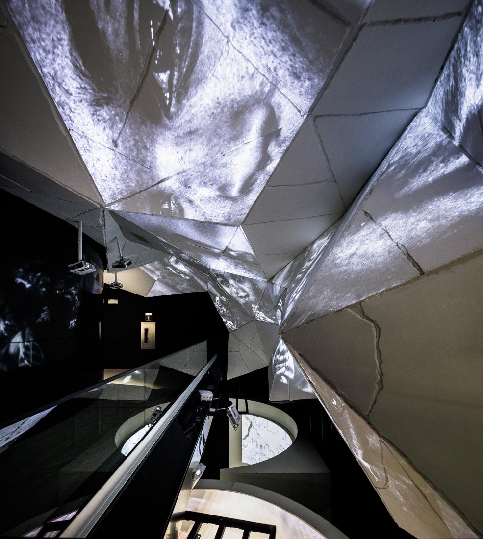 Exposición interior. Museum of Freedom and Human Rights by Mallol Arquitectos. Photograph by Fernando Alda