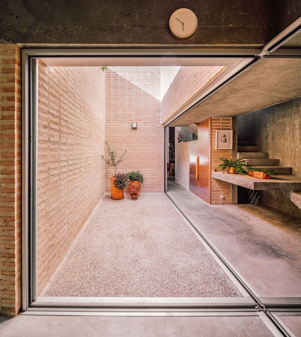 A three generation house in Boadilla del Monte by Malu de Miguel. Photograph by Imagen Subliminal (Miguel de Guzmán + Rocío Romero)