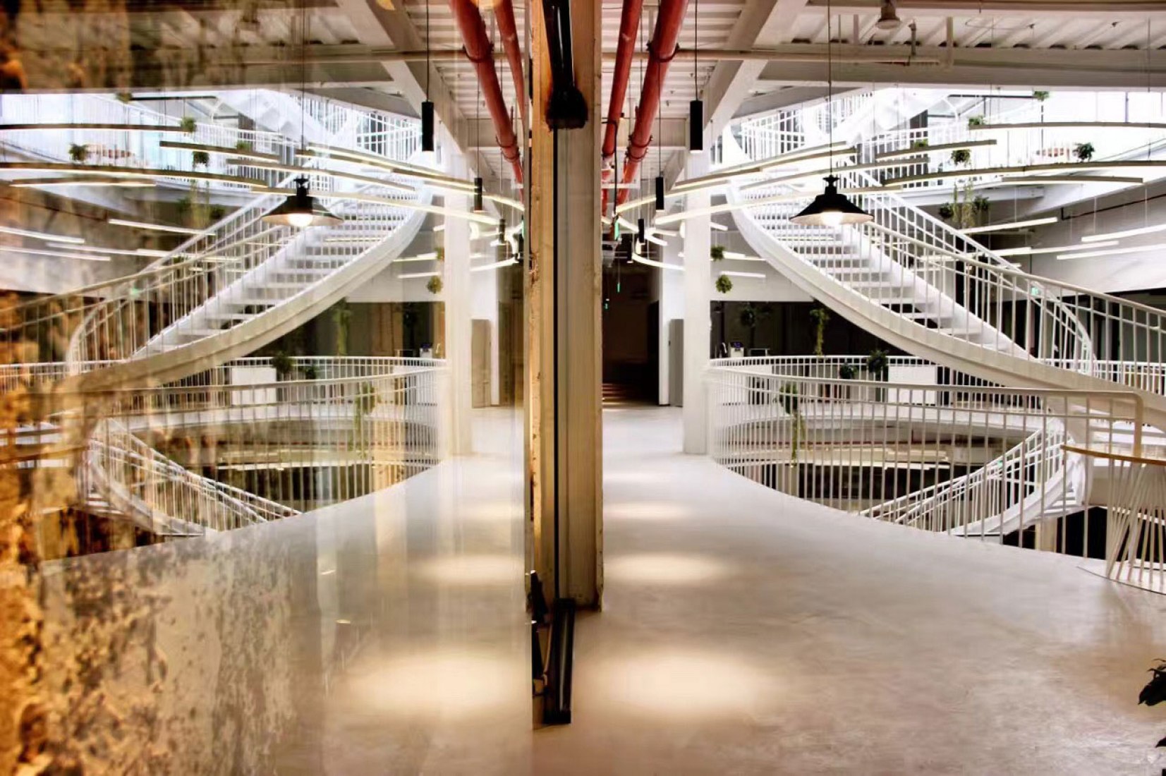 Escalera. Mandela Co-Working por RoarcRenew. Fotografía por OscarLok