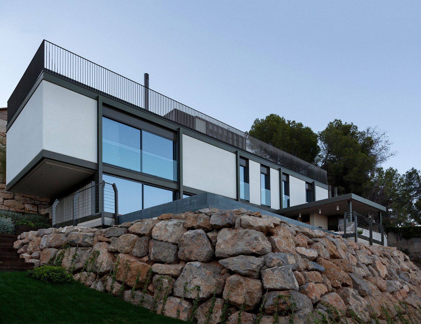 Exterior view. El bosque 161, a single-family housing project by Mano de Santo. Photograph by Diego Opazo