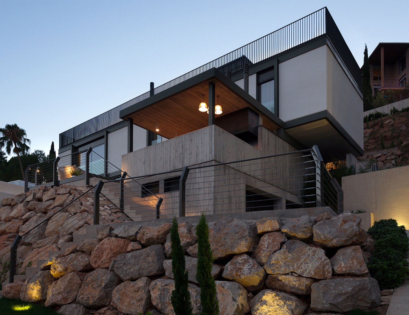 Exterior view. El bosque 161, a single-family housing project by Mano de Santo. Photograph by Diego Opazo