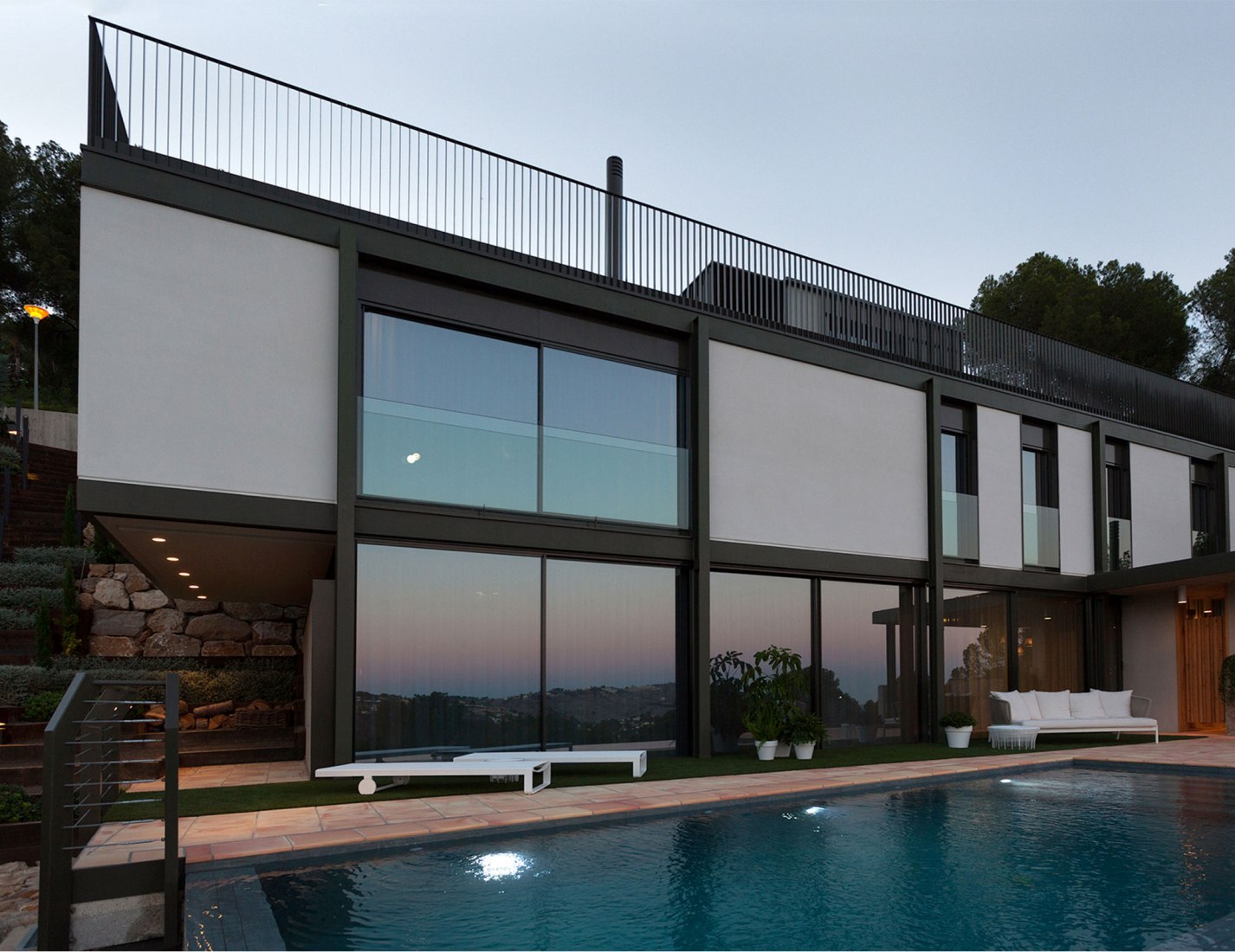 Exterior view. El bosque 161, a single-family housing project by Mano de Santo. Photograph by Diego Opazo
