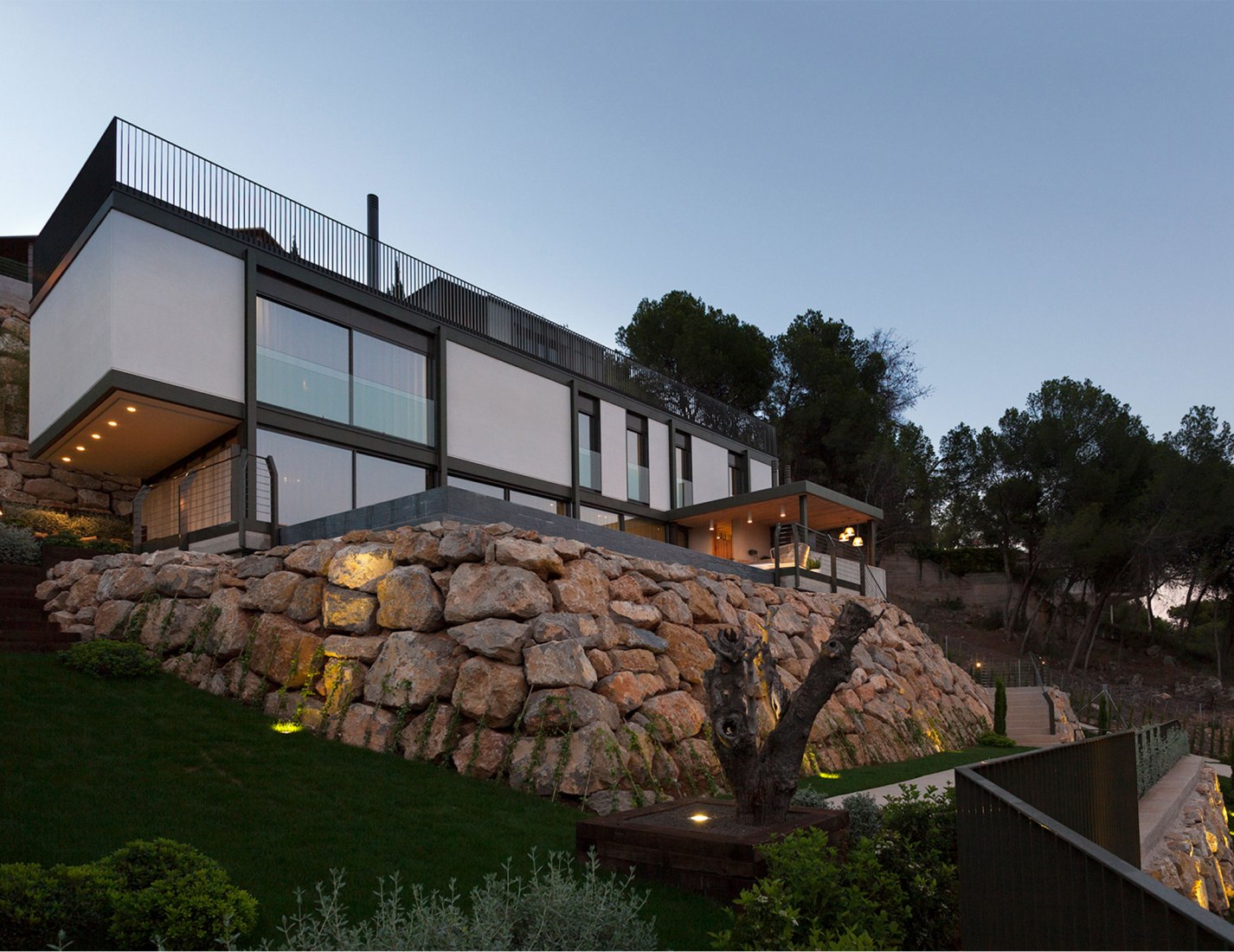 Exterior view. El bosque 161, a single-family housing project by Mano de Santo. Photograph by Diego Opazo