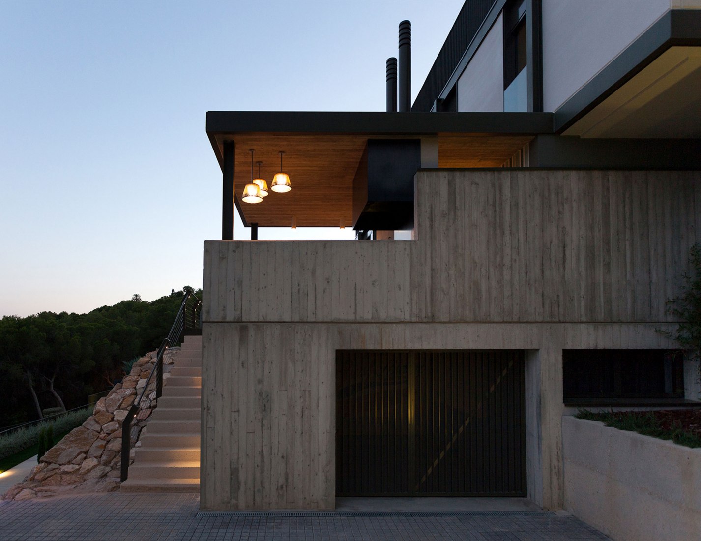 Exterior view. El bosque 161, a single-family housing project by Mano de Santo. Photograph by Diego Opazo
