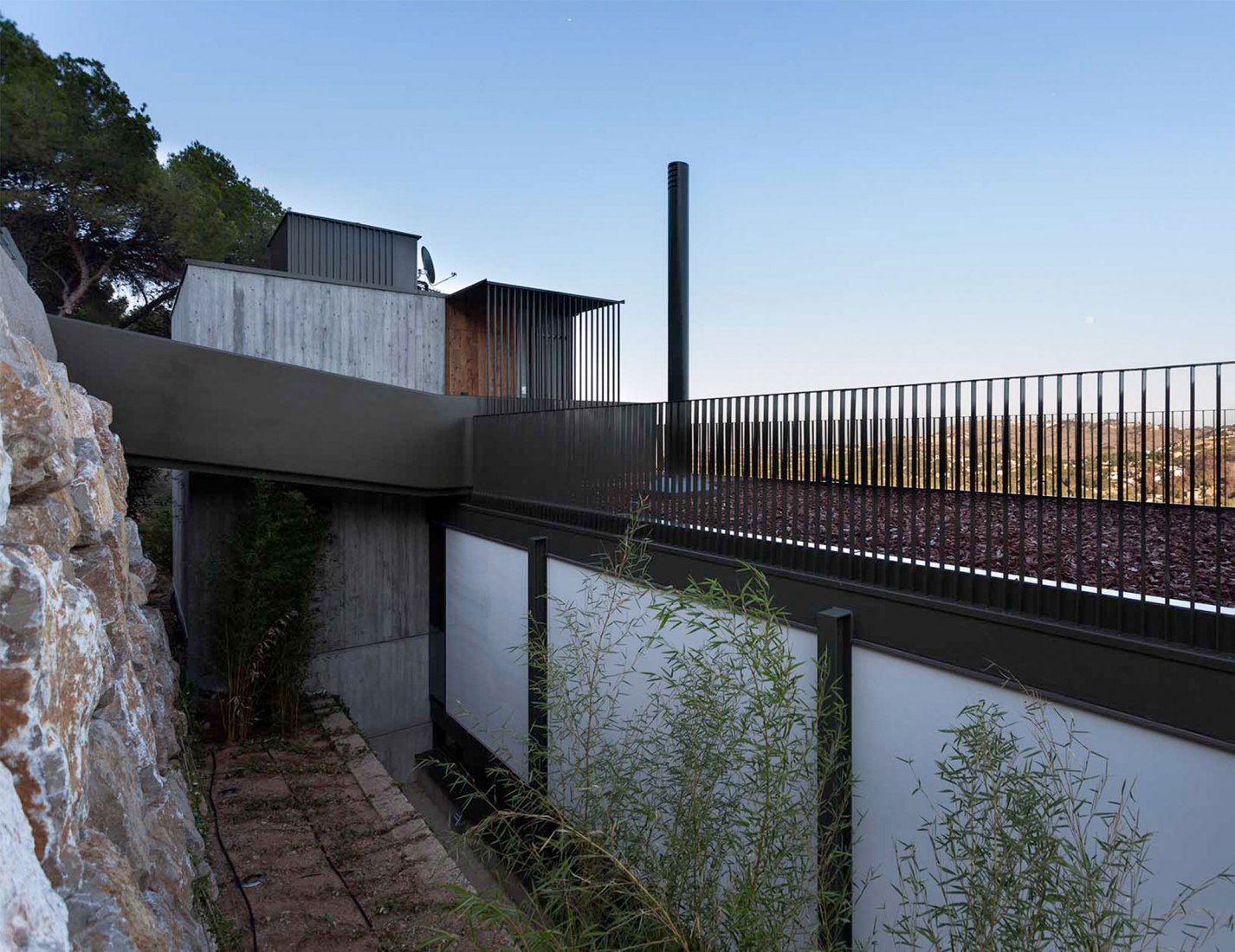 Exterior view. El bosque 161, a single-family housing project by Mano de Santo. Photograph by Diego Opazo