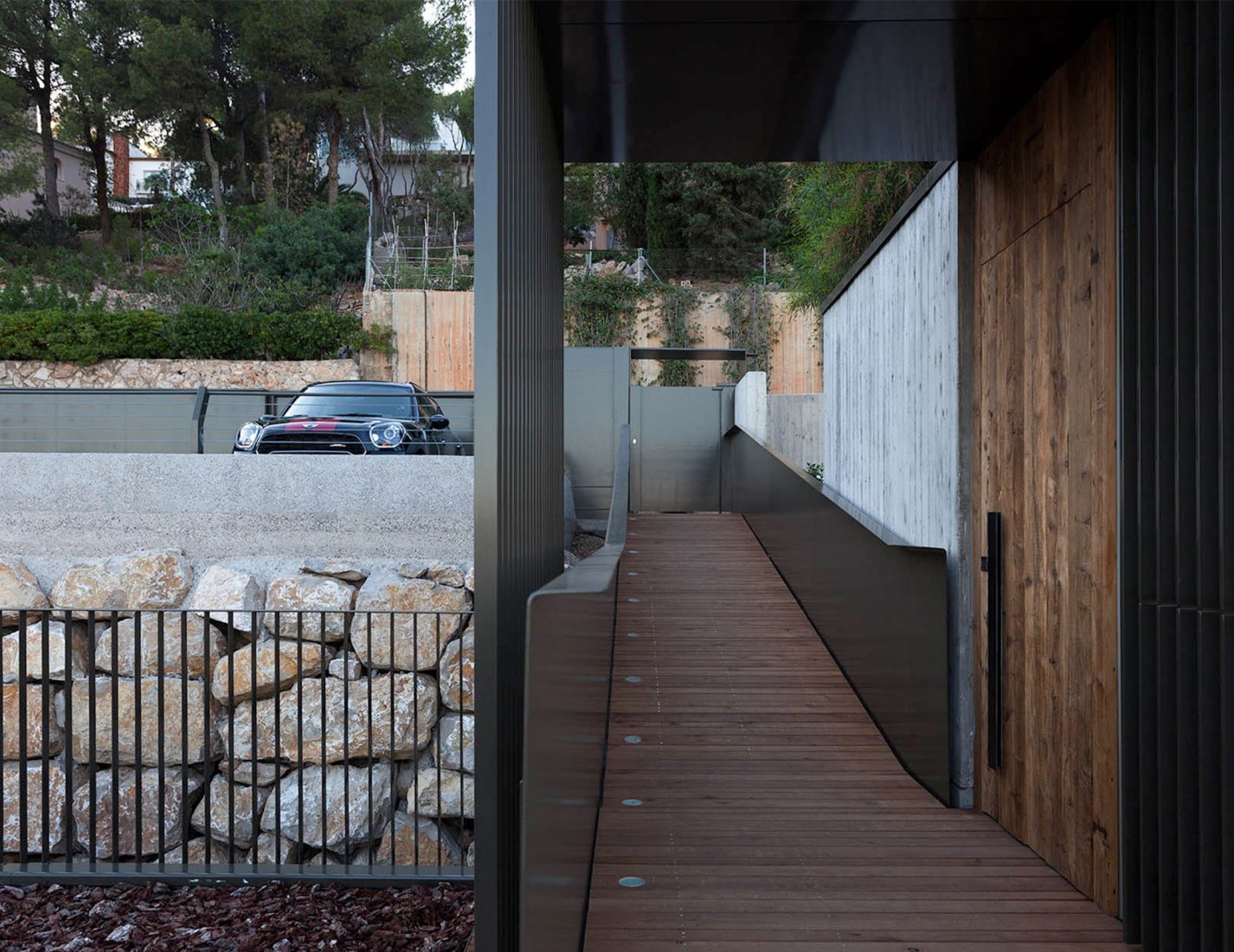 Exterior view. El bosque 161, a single-family housing project by Mano de Santo. Photograph by Diego Opazo