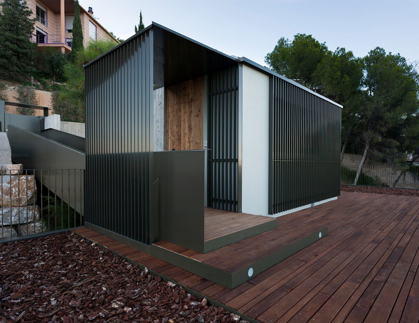 Exterior view. El bosque 161, a single-family housing project by Mano de Santo. Photograph by Diego Opazo