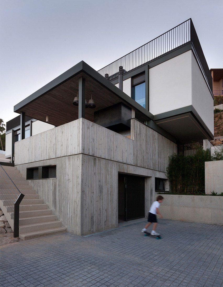 Exterior view. El bosque 161, a single-family housing project by Mano de Santo. Photograph by Diego Opazo