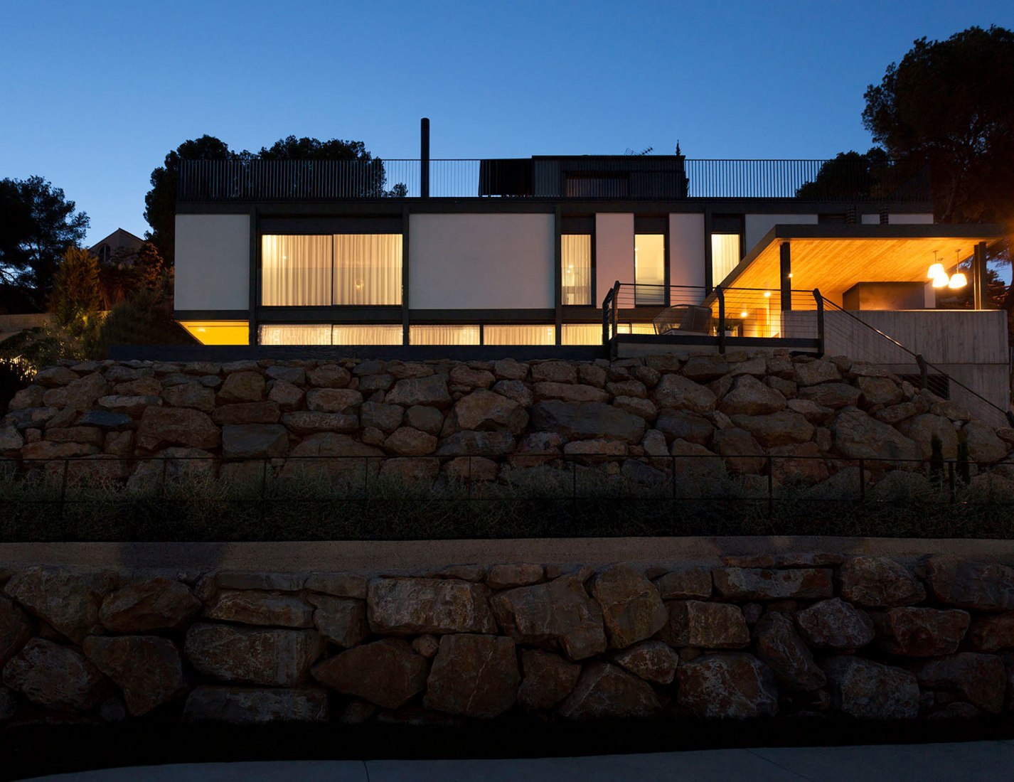 Exterior night view. El bosque 161, a single-family housing project by Mano de Santo. Photograph by Diego Opazo