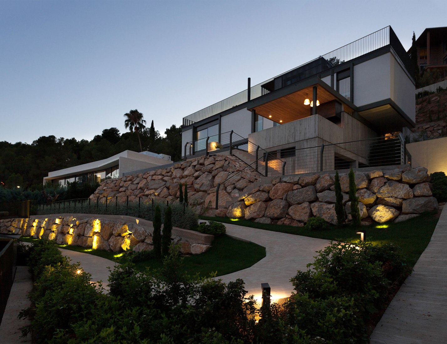 Exterior night view. El bosque 161, a single-family housing project by Mano de Santo. Photograph by Diego Opazo
