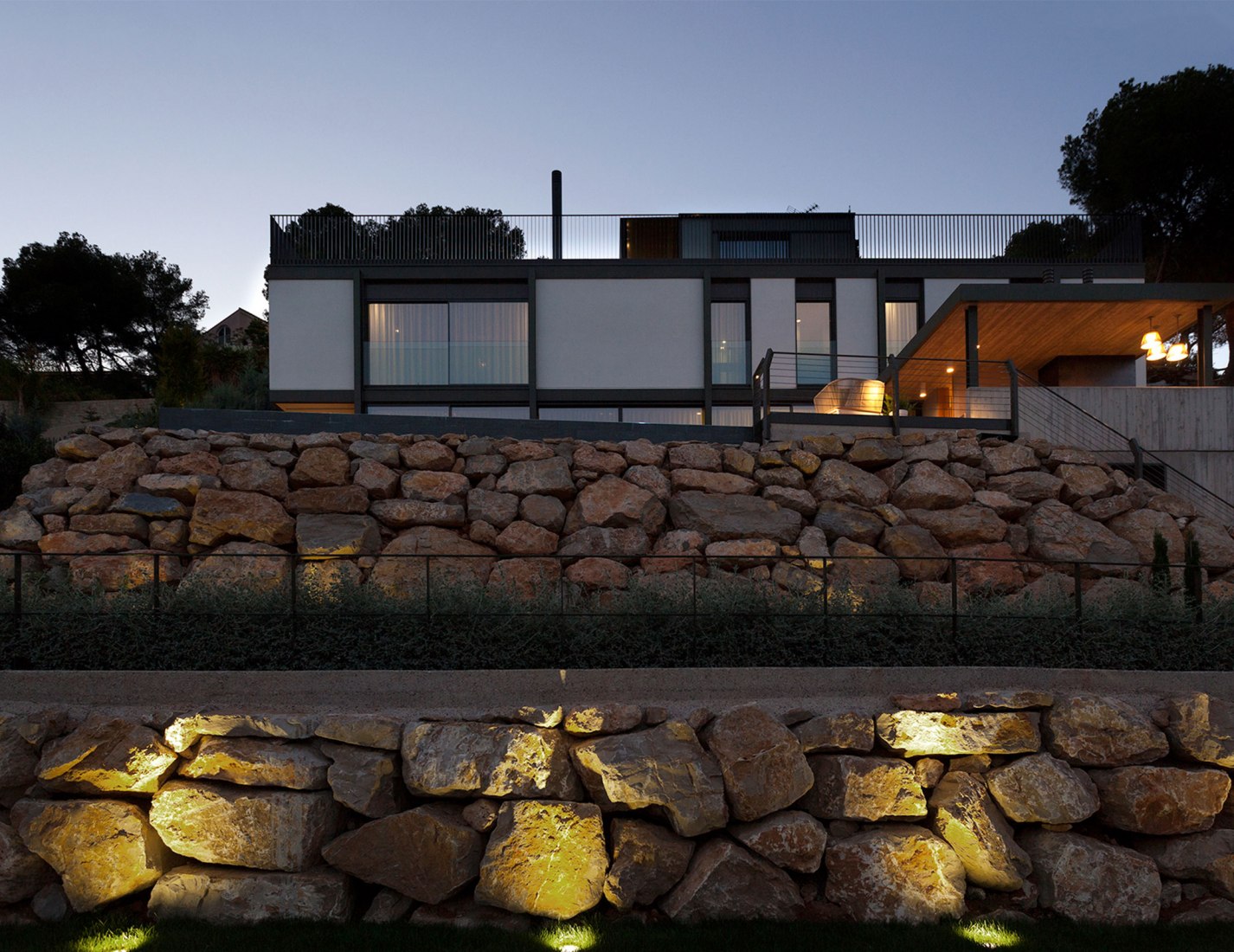 Exterior night view. El bosque 161, a single-family housing project by Mano de Santo. Photograph by Diego Opazo