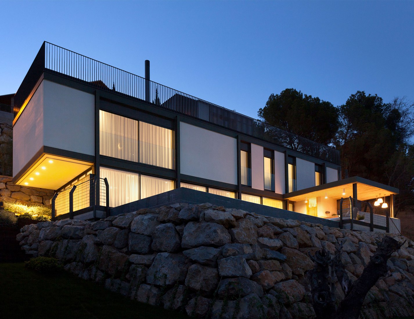 Exterior night view. El bosque 161, a single-family housing project by Mano de Santo. Photograph by Diego Opazo