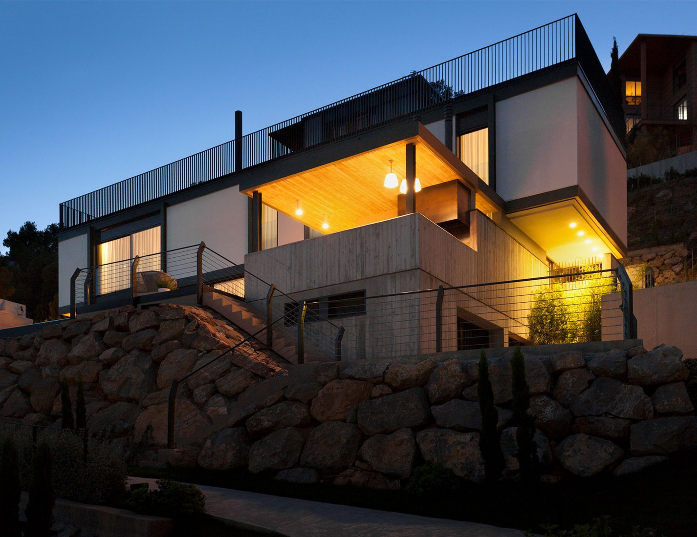 Exterior night view. El bosque 161, a single-family housing project by Mano de Santo. Photograph by Diego Opazo