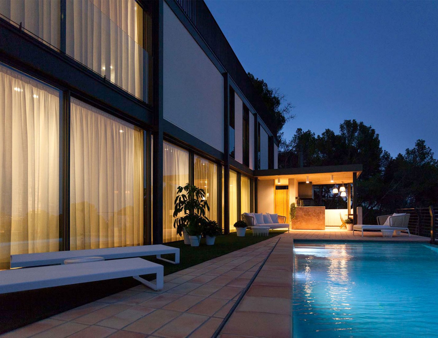 Exterior night view. El bosque 161, a single-family housing project by Mano de Santo. Photograph by Diego Opazo
