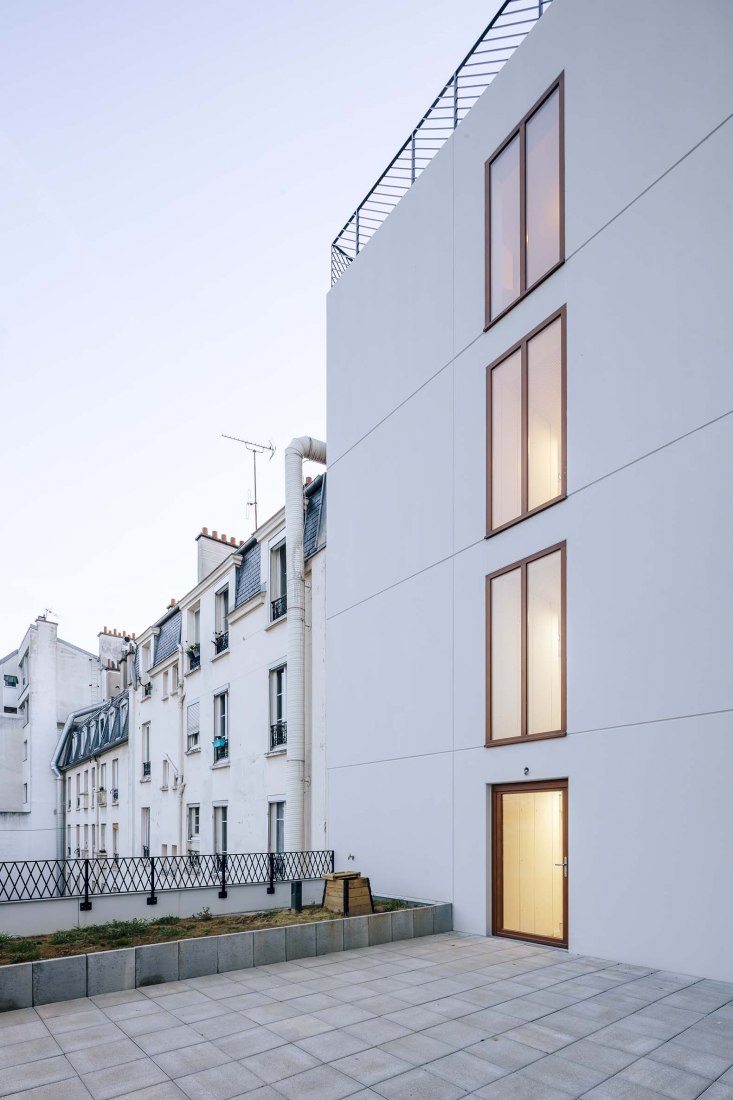 15 social housing units and commercial premise in París by MAO architects. Photograph by Luc Boegly.