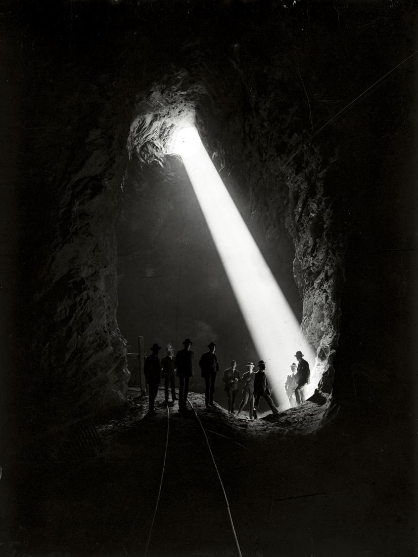 Group of students from the Higher School of Industrial Engineers of Barcelona visiting the interior of a quarry, 1916. Photography by Hermenter Serra de Budallés. Silver in gelatin. Vintage copy. National Archive of Catalonia (ANC), Hermenter Sierra de Budallés Fund, Sant Cugat del Vallès. Courtesy of Fundación MAPFRE.