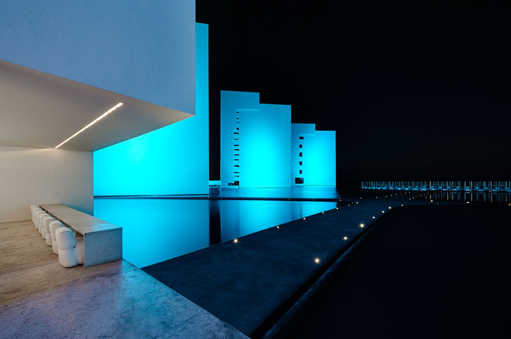 Vista nocturna exterior. Mar adentro por Miguel Ángel Aragonés. Fotografía © Joe Fletcher.